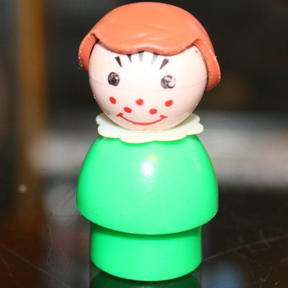 GREEN GIRL w/ BROWN HAIR - VINTAGE FISHER-PRICE LITTLE PEOPLE FIGURE - Picture 1 of 1